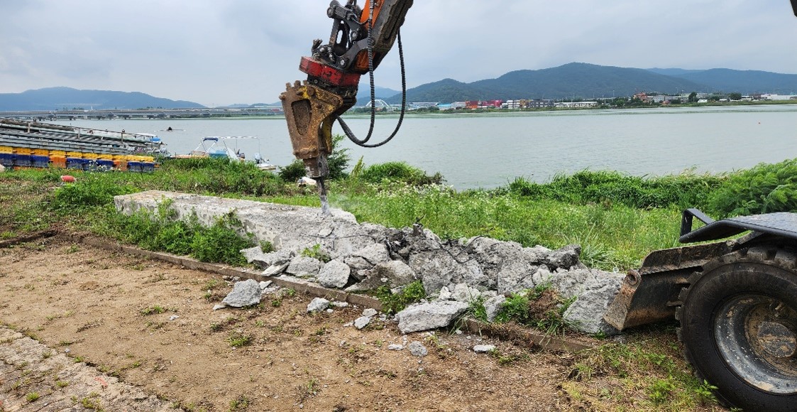 국기게양대 철거1